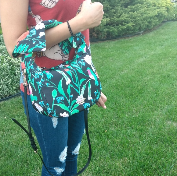 Kate Spade Hand Bag. - Picture 3 of 12